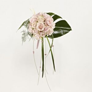 Asymmetrisk brudebuket med rosa roser - Send blomster med Bloomit
