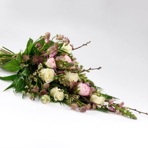 Bårebuket i lyse naturfarver - Blomster til begravelse