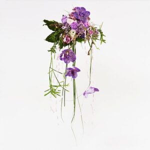 Brudebuket med hæng og orkidédetaljer - Send blomster med Bloomit