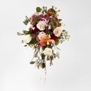 Dråbeformet brudebuket i moderne løst look - Send blomster med Bloomit