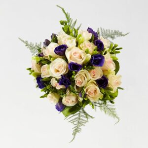 Enkel brudebuket i creme og blå - Send blomster med Bloomit