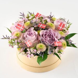 Farverig fødselsdagsæske med flag - Send blomster med Bloomit