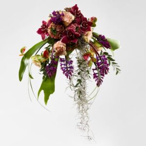 Fyldig brudebuket i rødlige nuancer - Send blomster med Bloomit