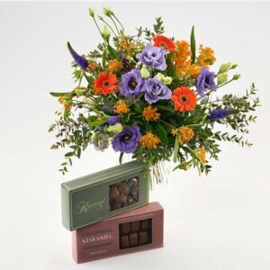 Glad farverig buket med chokolade - Send blomster med Bloomit