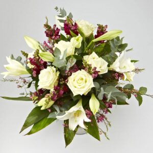 Kærlig buket med liljer, roser mm. - Send blomster med Bloomit