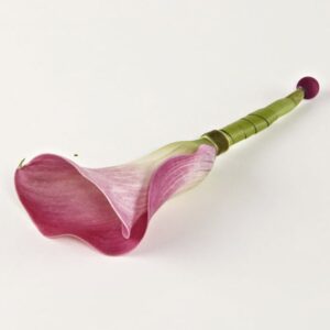 Knaphulsblomst med calla - Send blomster med Bloomit