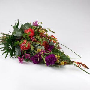 Kreativ bårebuket på stort blad - Blomster til begravelse