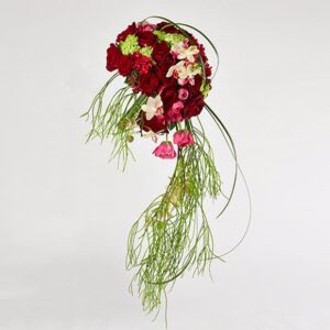 Kunstnerisk rød brudebuket - Send blomster med Bloomit