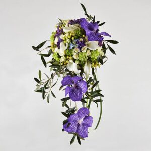 Lys brudebuket i dråbeform - Send blomster med Bloomit