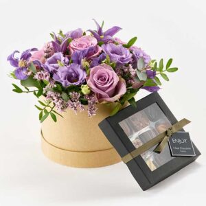 Nydelig blomsteræske med chokolade - Send blomster med Bloomit