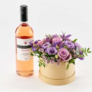 Nydelig blomsteræske med rosévin - Send blomster med Bloomit