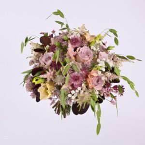 Romantisk brudebuket med roser og brudeslør - Send blomster med Bloomit