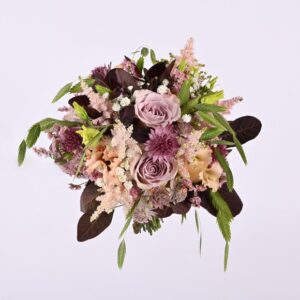 Romantisk brudepigebuket med roser og brudeslør - Send blomster med Bloomit