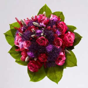 Rund brudebuket i mørk rosa og lilla nuancer - Send blomster med Bloomit