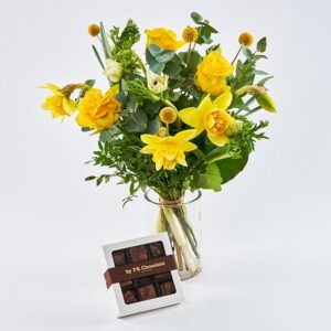 Skøn forårsbuket med chokolade - Send blomster med Bloomit