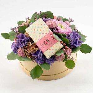 Sød med sødt på blomsteræske - Send blomster med Bloomit
