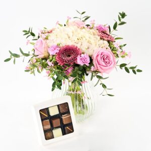 Sommerdrøm i lyse farver med chokolade - Send blomster med Bloomit