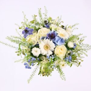 Sommerlig brudebuket med hortensia i blå og hvid - Send blomster med Bloomit