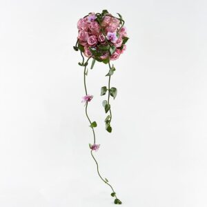 Stilren rund brudebuket med kreativt hæng - Send blomster med Bloomit