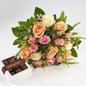 Valentinsbuket af roser, floristens valg og chokolade - Send blomster med Bloomit